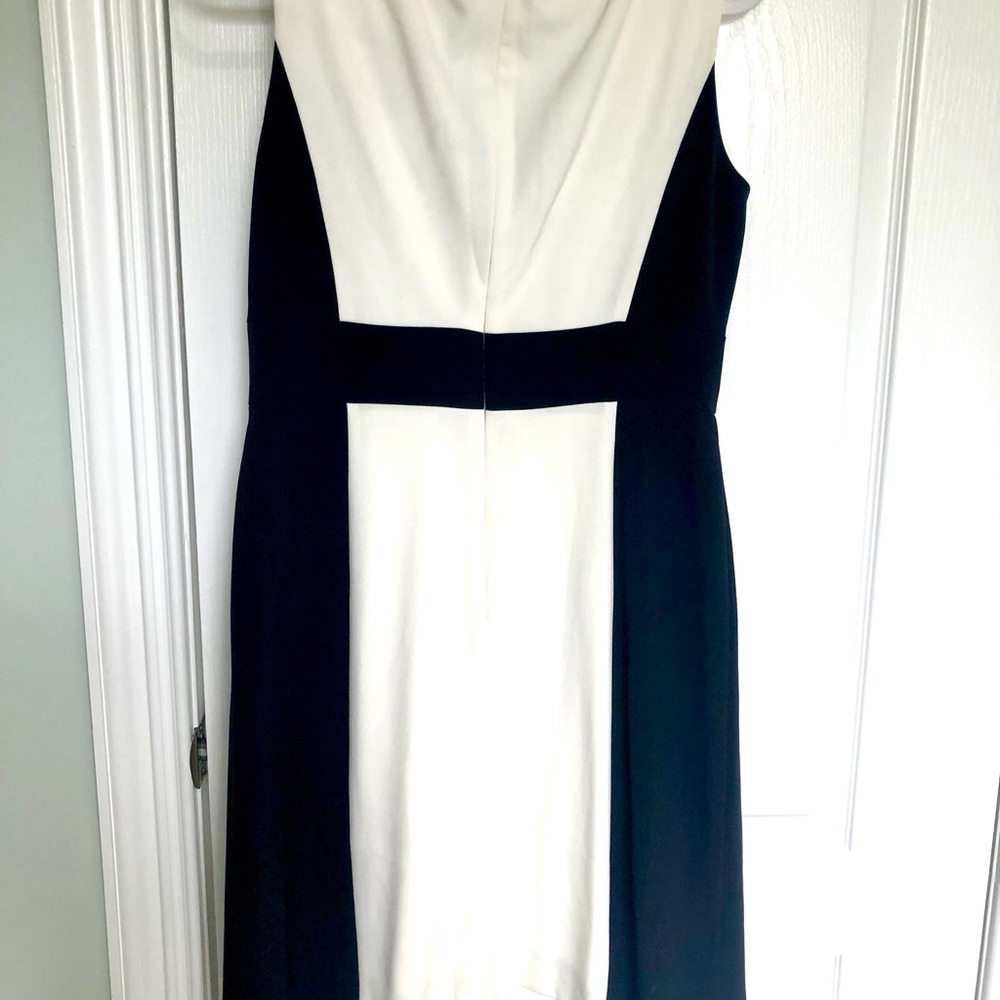 Tahari Navy and White Sleeveless V-Neck Dress. Size 8. NWT - Picture 2 of 7